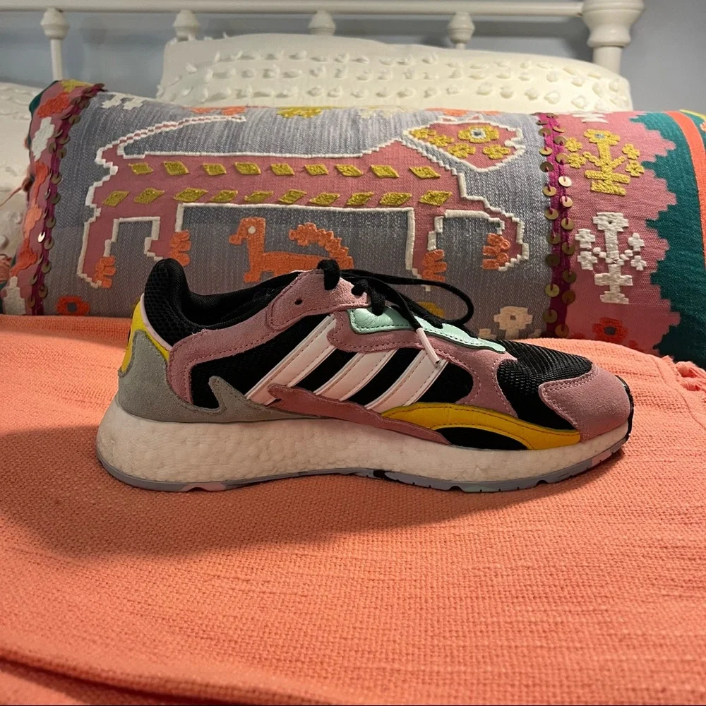 In Good Condition Adidas Sneakers W 9.5 - Picture 4 of 6